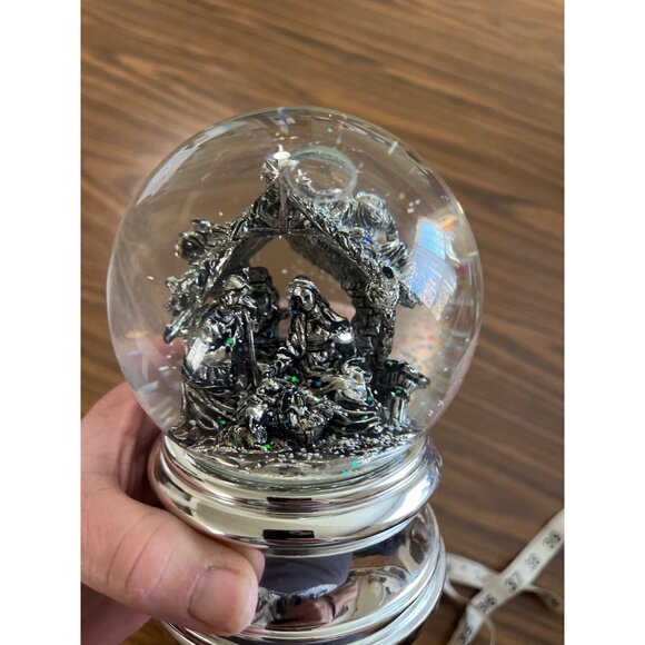 Nativity musical snow globe on silver tone base - Picture 6 of 6